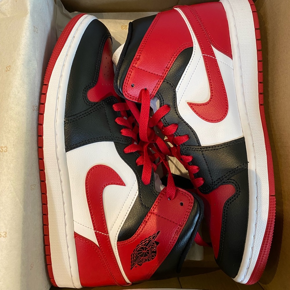 BNIB NIKE AIR JORDAN MID CHICAGO RED + BLACK W/ RECEIPT